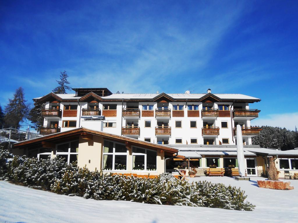 Hotel Pinei Urtijëi Buitenkant foto